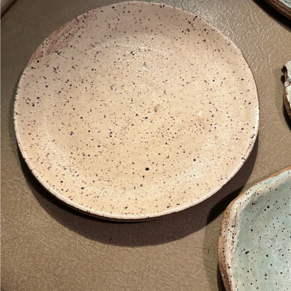 3 RUSTIC PRIMITIVE SPECKLED PLATES , & Spoon Rest.Contemporary Handmade. - Picture 5 of 6